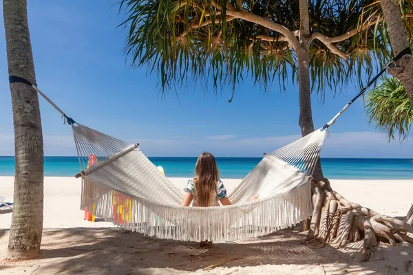 Zpět Pohled na Cestovní Žena sedí na White Hammock na Sandy Beach — Stock fotografie