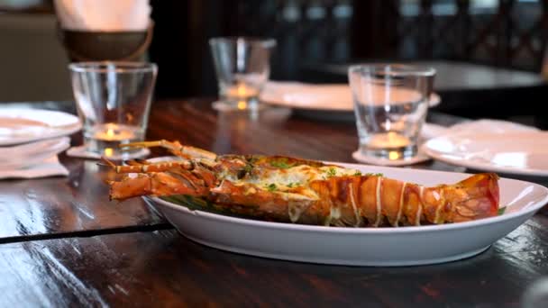 Comida de langosta a la parrilla con hierbas y queso horneado en el plato de la cena — Vídeo de stock
