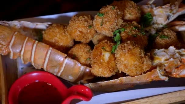 Close-up de bandeja de madeira com prato de lagosta com bolas fritas no restaurante de luxo — Vídeo de Stock