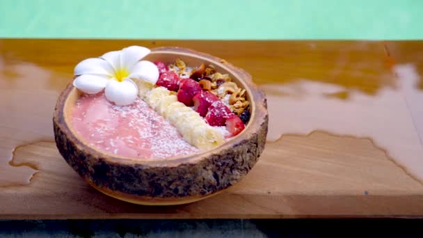 Tazón de batido de Acai con plátano, fresas, granola y copos de coco — Vídeo de stock