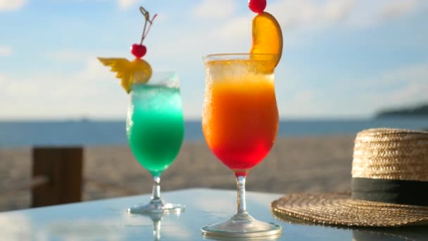 Napoje letnie w restauracji na świeżym powietrzu w pobliżu Sea Beach w Tajlandii — Wideo stockowe