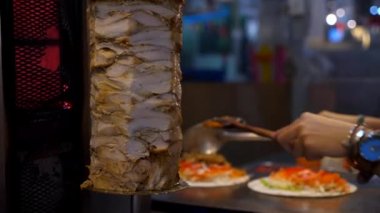 Tayland 'da Gece Marketinde Tavuk Kebabı Hazırlayan Kadın
