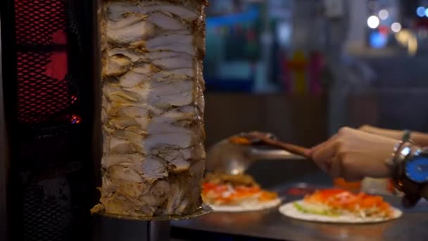 Женщина готовит куриный кебаб на ночном рынке в Таиланде — стоковое видео