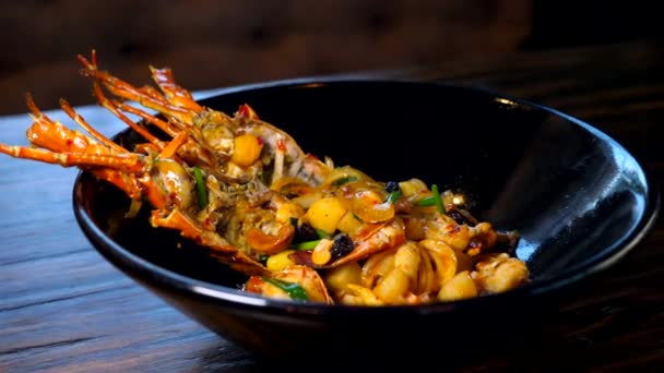 Świeży homar pieczony z warzywami i orzechami nerkowca w luksusowej restauracji — Wideo stockowe