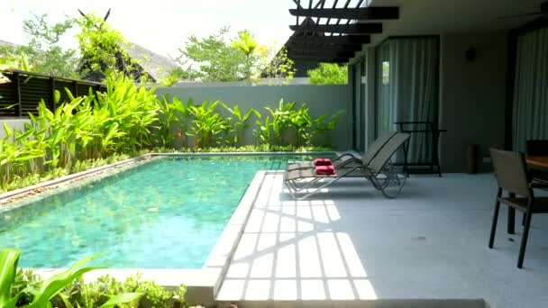 Nyaralás Villa két napozóággyal Úszómedence és trópusi zöldek közelében — Stock videók
