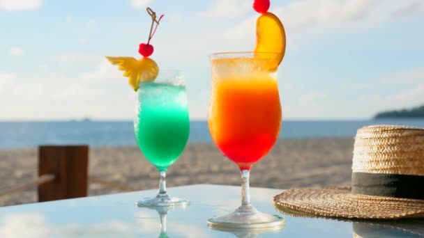Καλοκαιρινά ποτά σε υπαίθριο εστιατόριο κοντά στην παραλία στη θάλασσα στην Ταϊλάνδη — Αρχείο Βίντεο