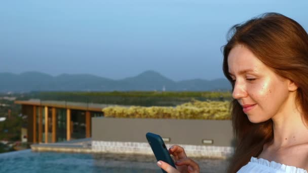 Happy Travel Vrouw met Smartphone Staande op Luxury Hotel Rooftop — Stockvideo