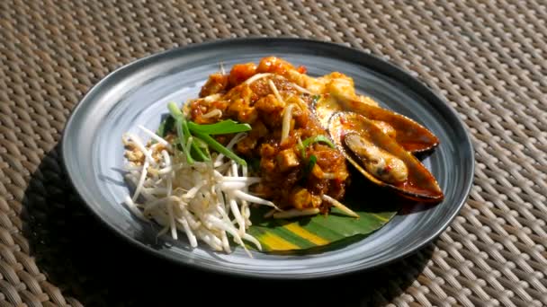 Almohadilla tailandesa con mariscos en la mesa en el restaurante al aire libre con tofu de soja y mejillones — Vídeos de Stock