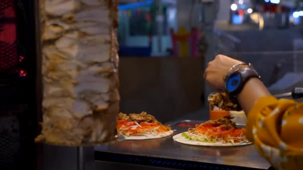 Vrouw handen koken kip Kebab Wrap op de Night Market in Thailand — Stockvideo