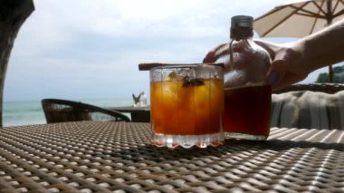 Tepache - Meksika 'dan geleneksel mayalanmış içecek, Baharatlı ananas içeceği