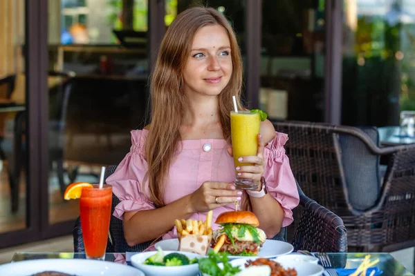 贅沢なリゾートで新鮮なジュースを飲むリラックスした朝食を持っている女性 — ストック写真