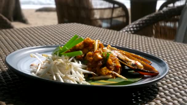Pad Thai με θαλασσινά στο τραπέζι σε υπαίθριο εστιατόριο με σόγια τόφου και μύδια — Αρχείο Βίντεο