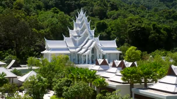 Templo tailandés blanco con flores verdes nenúfares en el día caliente del verano — Vídeo de stock