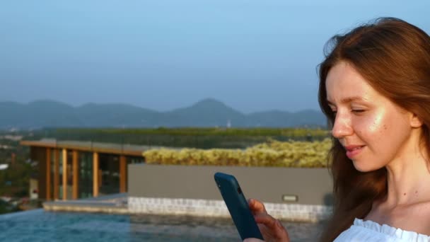 Happy Travel Vrouw met Smartphone Staande op Luxury Hotel Rooftop — Stockvideo