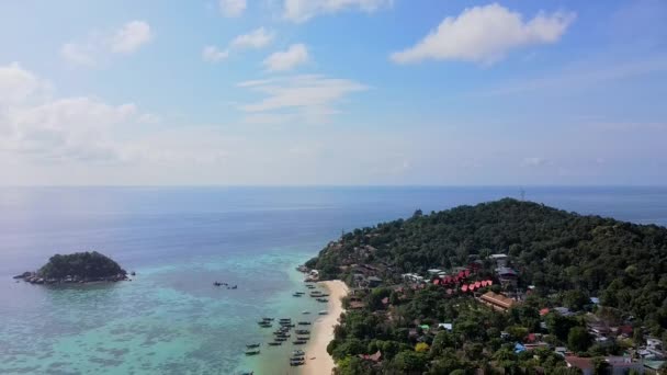 Aerial Drone View on Tropical Koh Lipe Island in Thailand, Niesamowita Błękitna Woda — Wideo stockowe