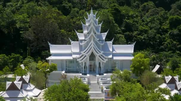 Templo tailandês branco com flores verdes lírios de água no dia quente do verão — Vídeo de Stock