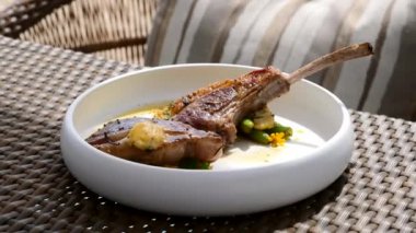 Yaz günü açık hava restoranında taze ızgara kuzu bifteği.