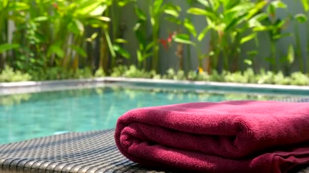 Primo piano di Red Beach Towel sdraiato sulla sedia a sdraio vicino alla piscina — Video Stock