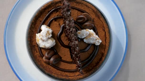 Tiramisu Cake的顶部视图-传统意大利甜食加咖啡 — 图库视频影像