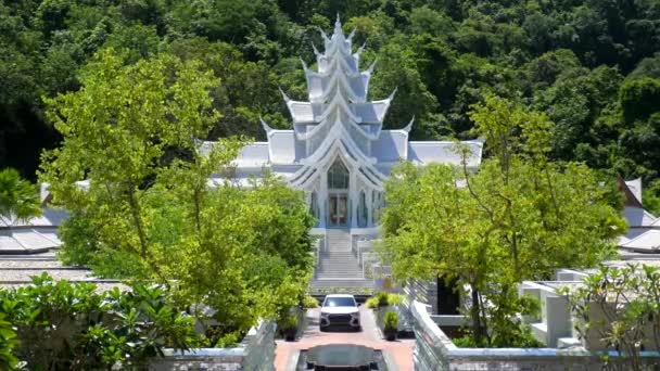 White Thai Temple with Modern Car and Green Tropical Trees Around, Thailand — Stock Video