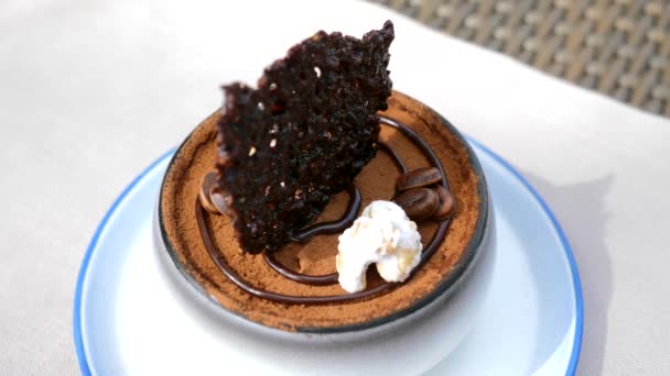 Tiramisu-Kuchen - traditionelles süßes Dessert mit Schokolade-Kaffeebohnen — Stockvideo