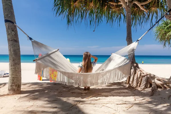 Zpět Pohled na Cestovní Žena sedí na White Hammock na Sandy Beach — Stock fotografie