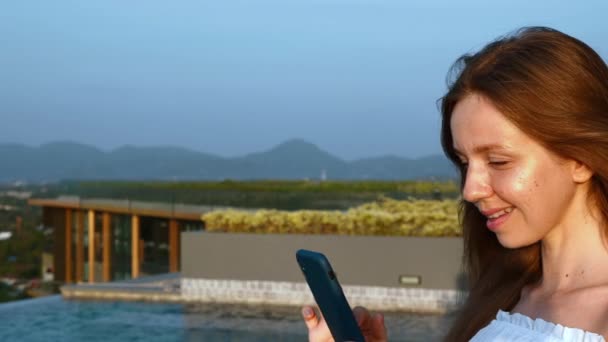 Happy Travel Woman με Smartphone στέκεται στο πολυτελές ξενοδοχείο Rooftop — Αρχείο Βίντεο