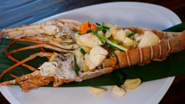 Deniz ürünleri lokantası - Ahşap Masada Pişmiş Etli Taze Kırmızı Istakoz