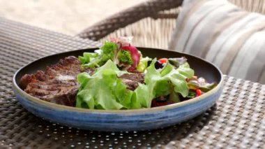Beachfront Cafe 'de salata ve sebzelerle servis edilen ızgara biftek.