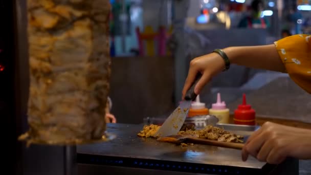 Kvinnliga händer matlagning kyckling Kebab Wrap på nattmarknaden i Thailand — Stockvideo