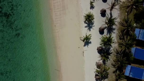 Vista aérea en el hermoso océano verde en la playa con arena blanca en Tailandia — Vídeo de stock