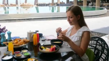 Beyaz Elbiseli Kadın Lüks Otel 'de Taze Kahvaltı Yapıyor