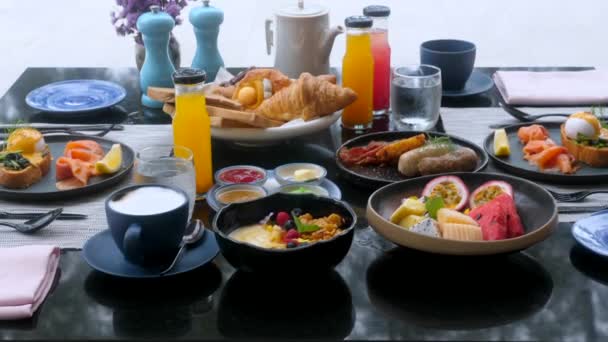 Café da manhã com comida fresca no Luxury Hotel. Manhã Comida com ovos Benedict — Vídeo de Stock