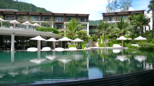 Resort de luxo moderno com palmeiras tropicais, piscina e restaurante — Vídeo de Stock