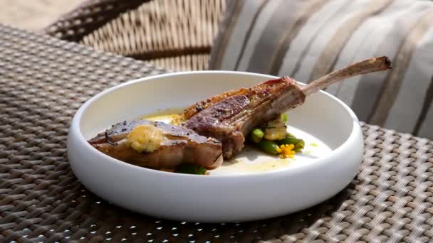 Świeże Grillowany stek jagnięcy na białej płycie w restauracji na świeżym powietrzu w letni dzień — Wideo stockowe