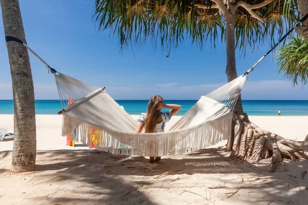 Zpět Pohled na Cestovní Žena sedí na White Hammock na Sandy Beach — Stock fotografie