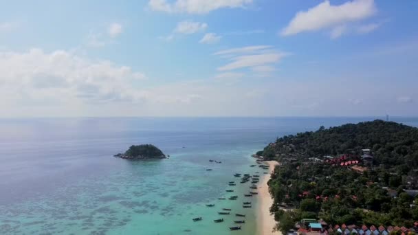 Flygdrönare Visa på Tropical Koh Lipe Island i Thailand, Fantastiskt Blå Vatten — Stockvideo