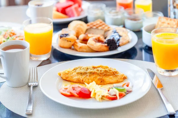 Buffet de Pequeno-almoço em Hotel de Luxo, Omelete e Sobremesas Frescas, Buns, Croissant — Fotografia de Stock