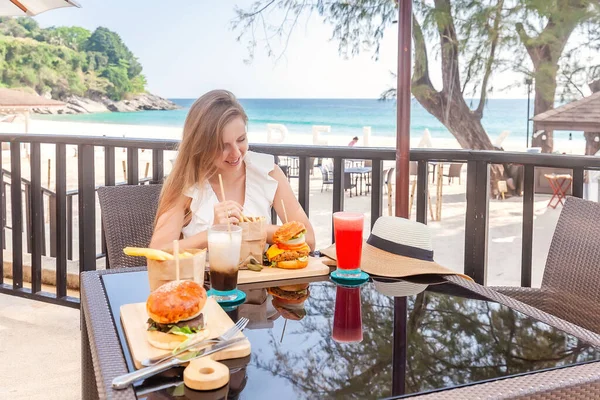 Açık Cafe 'de Fast-food, Burgerler, Kahve ve Meyve Suyu İçen Seyahat Kadınları — Stok fotoğraf