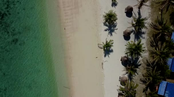 Tayland 'da Beyaz Kum ile Sahilde Güzel Yeşil Okyanus — Stok video