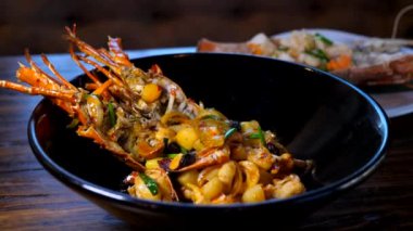 Lüks Lokantada Sebze ve Ceviz Kızartılmış Taze Istakoz