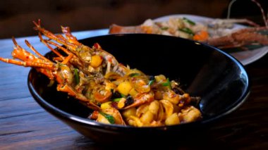 Lüks Lokantada Sebze ve Ceviz Kızartılmış Taze Istakoz