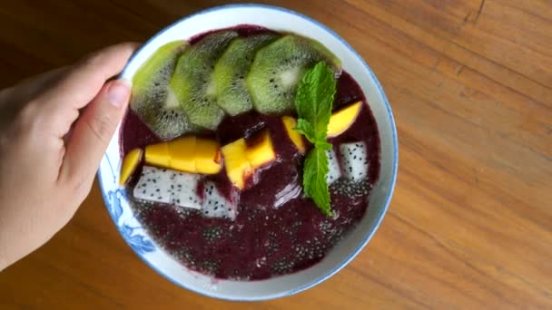 Femeie Mână Roti Vegan Smoothie Bowl cu fructe proaspete, mic dejun sănătos — Videoclip de stoc
