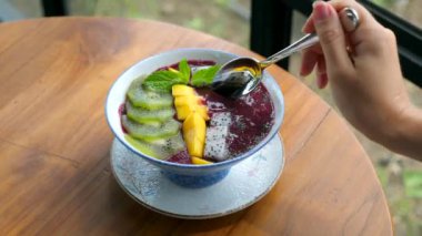 Kadın El Döndürme Sebze Smoothie Kasesi Taze Meyveler, Sağlıklı Kahvaltı