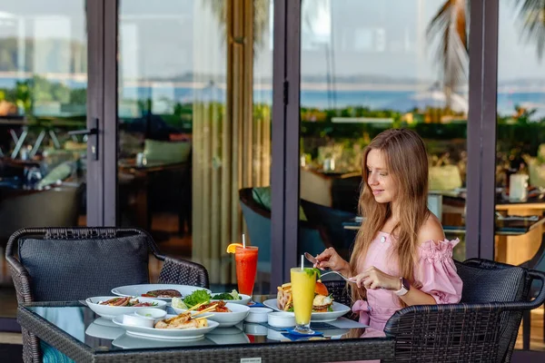 Nő reggeli Relaxing Ivás Friss Juice Luxus Resort — Stock Fotó