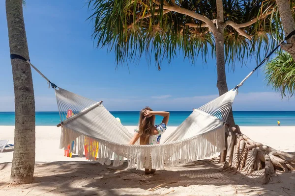 Zpět Pohled na Cestovní Žena sedí na White Hammock na Sandy Beach — Stock fotografie