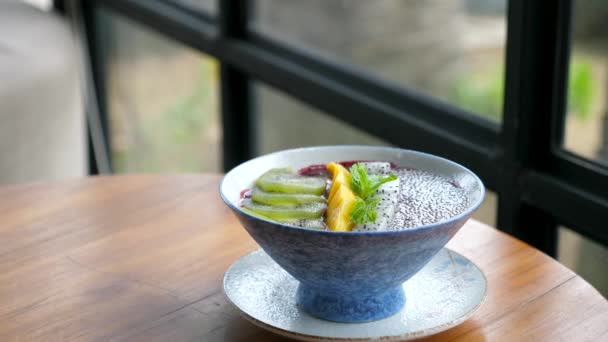 Kafe 'de Tropikal Fruits ve Chia Seeds' li Acai Bowl. Sağlıklı Vegan Kahvaltısı — Stok video