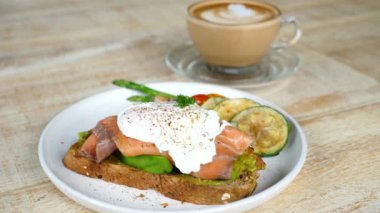 Lezzetli, sağlıklı, avokado püresi, füme somon ve çavdar ekmekli sandviç.