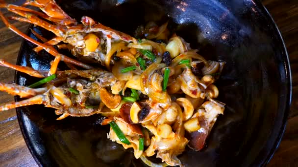 Grillowany homar z warzywami, orzechy nerkowca w Black Plate w luksusowej restauracji — Wideo stockowe