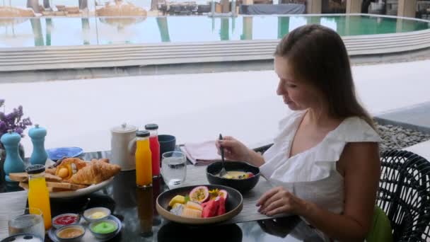 Donna sorridente sulla colazione continentale in hotel di lusso, Mangiare cibo sano — Video Stock